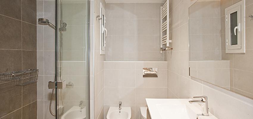 Baño style moderno color beige, blanco, gris  diseñado por grupoinventia | Arquitecto Técnico | Copyright Grupo Inventia