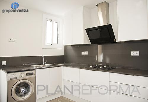 Cocina style moderno color blanco, gris, gris, negro, plateado  diseñado por grupoinventia | Arquitecto Técnico | Copyright Grupo Inventia