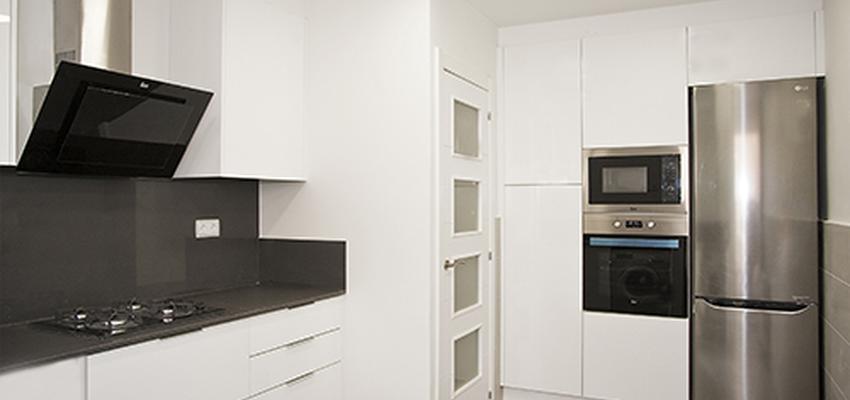 Cocina style moderno color beige, gris, negro  diseñado por grupoinventia | Arquitecto Técnico | Copyright Grupo Inventia