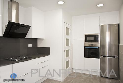 Cocina style moderno color beige, gris, negro  diseñado por grupoinventia | Arquitecto Técnico | Copyright Grupo Inventia