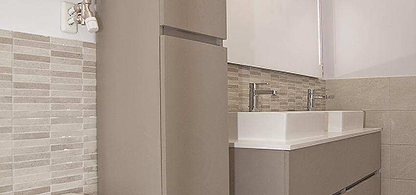 Baño style moderno color beige, marron, beige, blanco  diseñado por grupoinventia | Arquitecto Técnico | Copyright Grupo Inventia