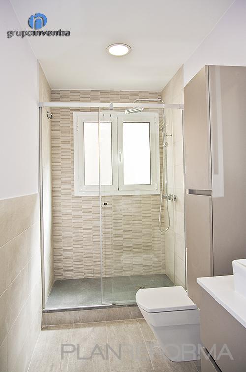 Baño style moderno color marron, beige, blanco  diseñado por grupoinventia | Arquitecto Técnico | Copyright Grupo Inventia