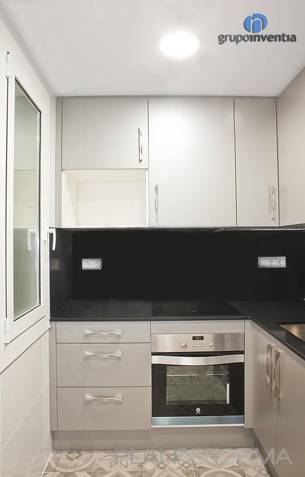 Cocina style contemporaneo color beige, beige, negro  diseñado por grupoinventia | Arquitecto Técnico | Copyright Grupo Inventia