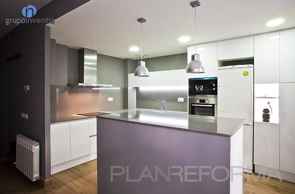 Cocina style moderno color beige, blanco, gris  diseñado por grupoinventia | Arquitecto Técnico | Copyright Grupo Inventia