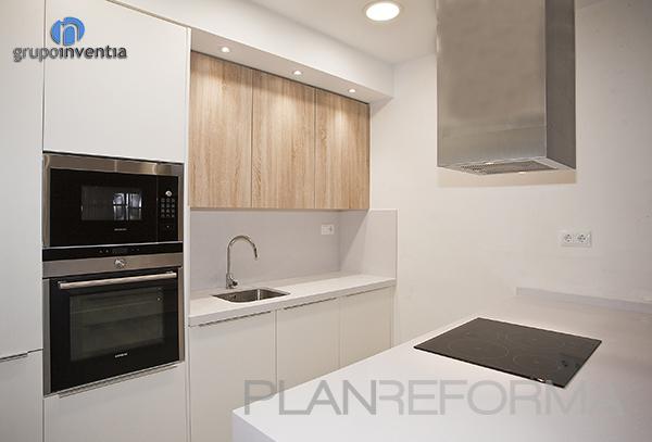 Cocina style moderno color marron, blanco, negro  diseñado por grupoinventia | Arquitecto Técnico 
