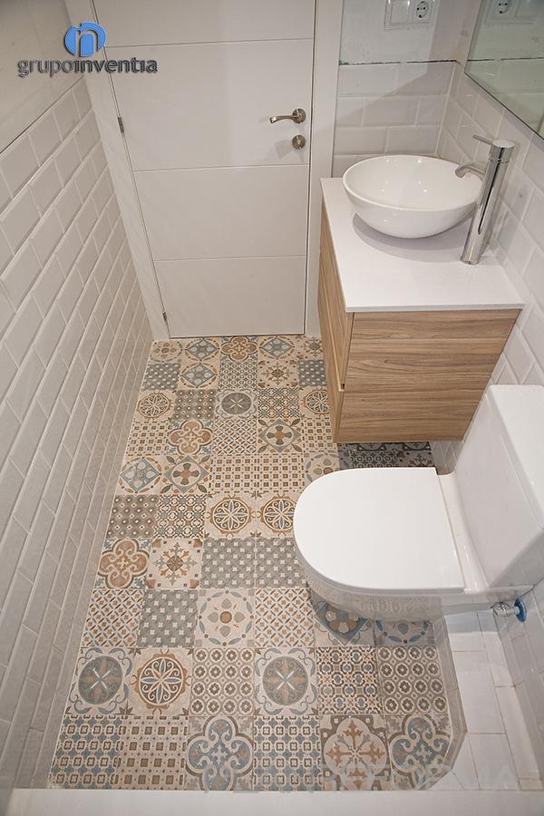 Baño style moderno color azul, marron, blanco  diseñado por grupoinventia | Arquitecto Técnico | Copyright Grupo Inventia