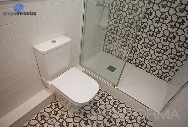 Baño style clasico color blanco, gris, negro  diseñado por grupoinventia | Arquitecto Técnico | Copyright Grupo Inventia