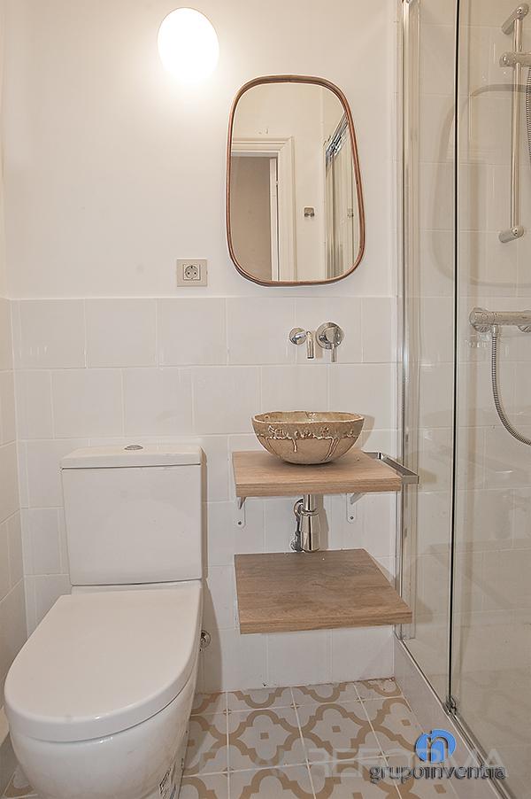 Baño style vintage color beige, marron, blanco  diseñado por grupoinventia | Arquitecto Técnico | Copyright Grupo Inventia