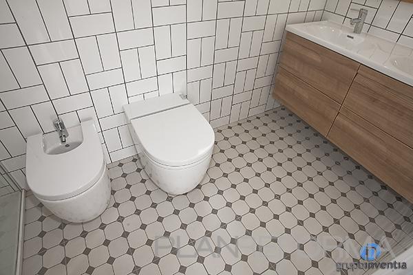 Baño style vintage color marron, blanco, gris  diseñado por grupoinventia | Arquitecto Técnico | Copyright Grupo Inventia