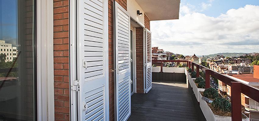 Balcon Estilo contemporaneo Color marron, blanco, gris  diseñado por grupoinventia | Arquitecto Técnico | Copyright Grupo Inventia