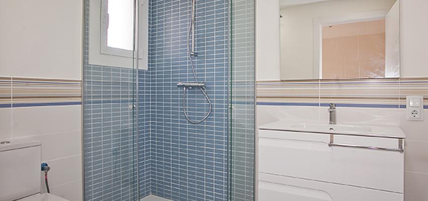Baño Estilo contemporaneo Color azul cielo, blanco  diseñado por grupoinventia | Arquitecto Técnico | Copyright Grupo Inventia
