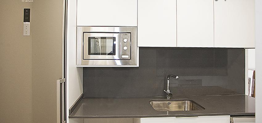 Cocina Estilo contemporaneo Color blanco, gris, gris  diseñado por grupoinventia | Arquitecto Técnico | Copyright Grupo Inventia