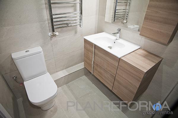 Baño Estilo contemporaneo Color beige, marron, blanco  diseñado por grupoinventia | Arquitecto Técnico | Copyright Grupo Inventia