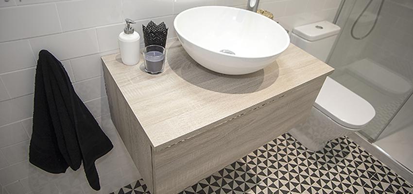 Baño Estilo contemporaneo Color beige, blanco, negro  diseñado por grupoinventia | Arquitecto Técnico | Copyright Grupo Inventia