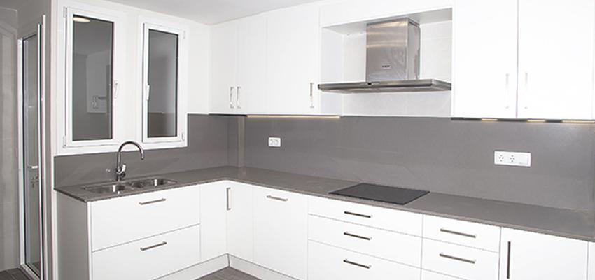 Cocina Estilo clasico Color blanco, gris, gris  diseñado por grupoinventia | Arquitecto Técnico | Copyright Grupo Inventia