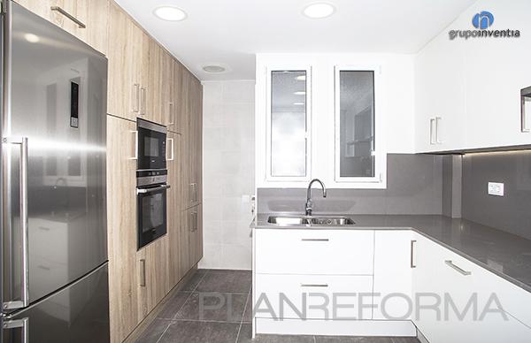 Cocina Estilo clasico Color beige, blanco, gris  diseñado por grupoinventia | Arquitecto Técnico | Copyright Grupo Inventia