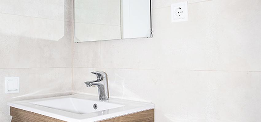 Baño Estilo contemporaneo Color beige, marron, blanco  diseñado por grupoinventia | Arquitecto Técnico | Copyright Grupo Inventia