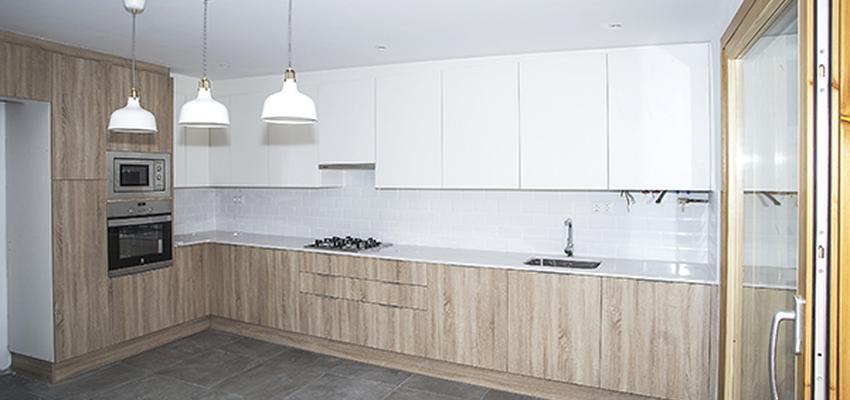 Cocina Estilo contemporaneo Color marron, blanco, gris  diseñado por grupoinventia | Arquitecto Técnico | Copyright Grupo Inventia