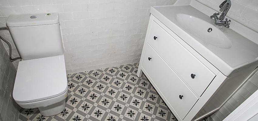 Baño Estilo contemporaneo Color blanco, gris, negro  diseñado por grupoinventia | Arquitecto Técnico | Copyright Grupo Inventia