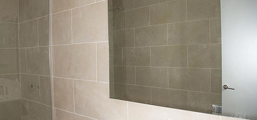 Baño Estilo contemporaneo Color beige, marron, blanco  diseñado por grupoinventia | Arquitecto Técnico | Copyright Grupo Inventia