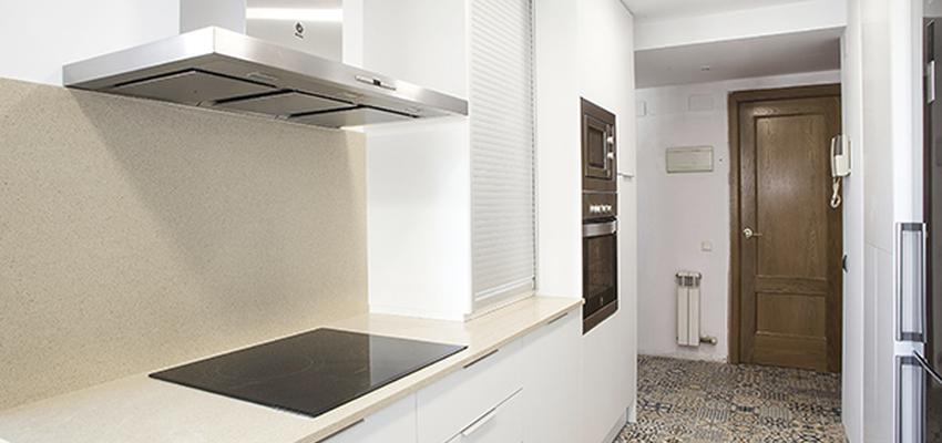 Cocina Estilo contemporaneo Color beige, blanco, gris  diseñado por grupoinventia | Arquitecto Técnico | Copyright Grupo Inventia