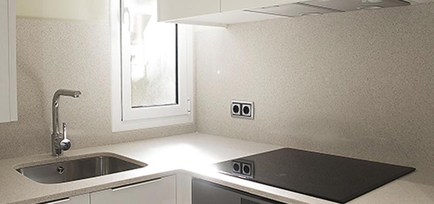 Cocina Estilo contemporaneo Color blanco, gris, negro  diseñado por grupoinventia | Arquitecto Técnico | Copyright Grupo Inventia