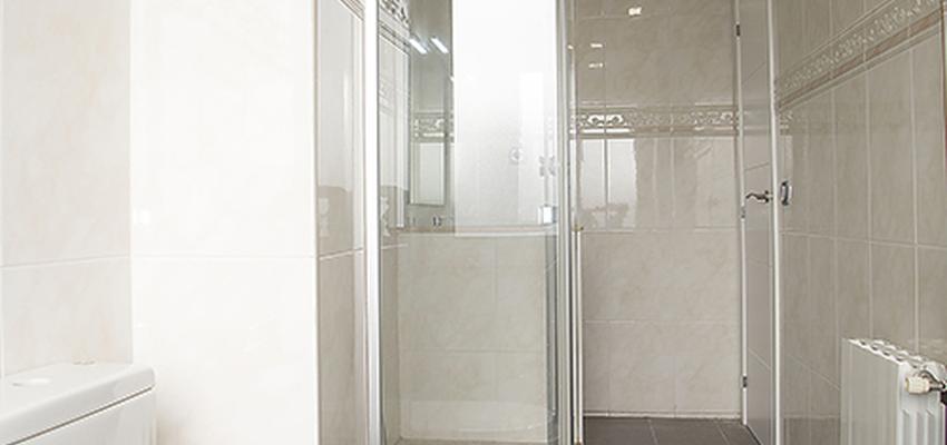 Baño Estilo contemporaneo Color beige, blanco, gris  diseñado por grupoinventia | Arquitecto Técnico | Copyright Grupo Inventia