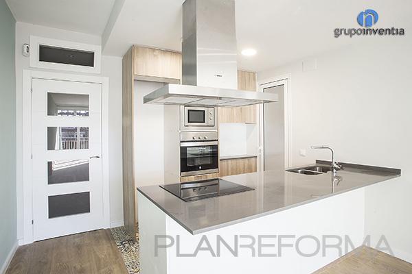 Cocina Estilo contemporaneo Color beige, blanco, gris  diseñado por grupoinventia | Arquitecto Técnico | Copyright Grupo Inventia