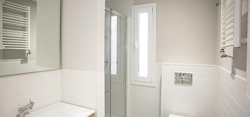 Baño Estilo contemporaneo Color beige, blanco, gris  diseñado por grupoinventia | Arquitecto Técnico | Copyright Grupo Inventia