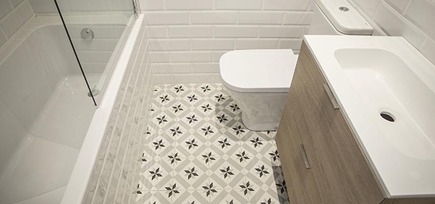 Baño Estilo contemporaneo Color beige, marron, blanco  diseñado por grupoinventia | Arquitecto Técnico | Copyright Grupo Inventia