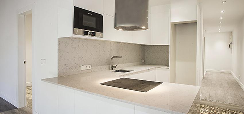 Cocina Estilo contemporaneo Color beige, blanco, gris  diseñado por grupoinventia | Arquitecto Técnico | Copyright Grupo Inventia