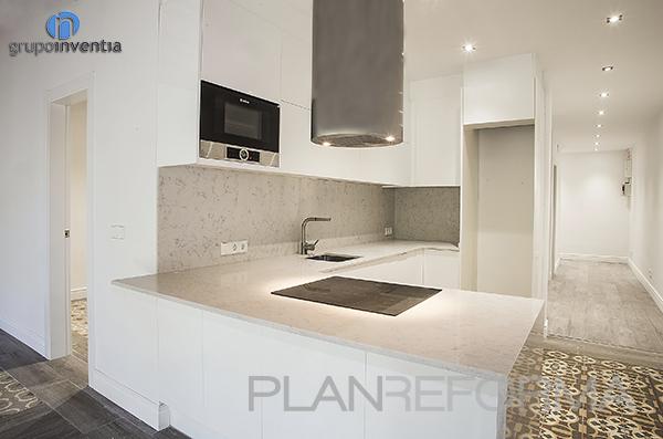 Cocina Estilo contemporaneo Color beige, blanco, gris  diseñado por grupoinventia | Arquitecto Técnico | Copyright Grupo Inventia