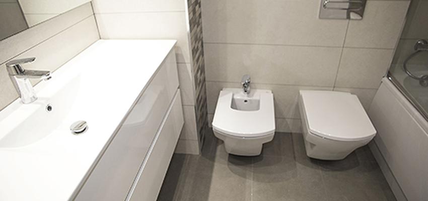 Baño Estilo moderno Color beige, blanco, gris  diseñado por grupoinventia | Arquitecto Técnico | Copyright Grupo Inventia