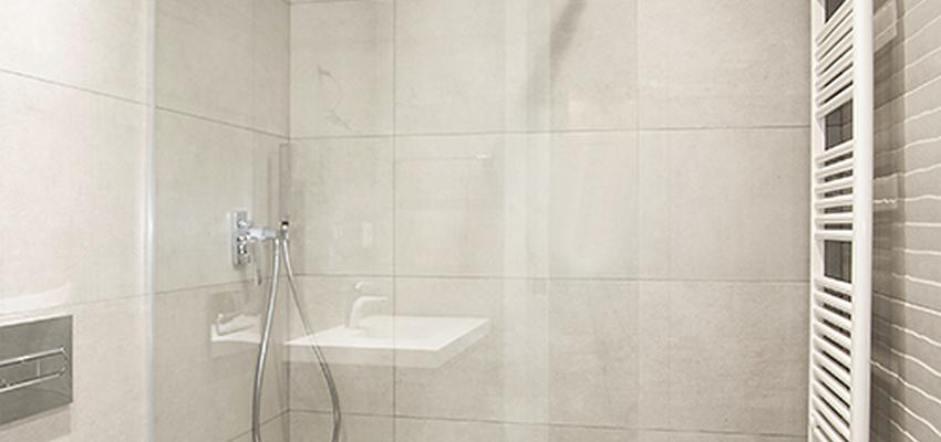 Baño Estilo moderno Color beige, marron, blanco  diseñado por grupoinventia | Arquitecto Técnico | Copyright Grupo Inventia