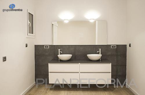 Baño Estilo moderno Color blanco, gris, gris  diseñado por grupoinventia | Arquitecto Técnico | Copyright Grupo Inventia