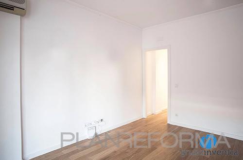 Salon Estilo contemporaneo Color beige, marron, blanco  diseñado por grupoinventia | Arquitecto Técnico | Copyright Grupo Inventia