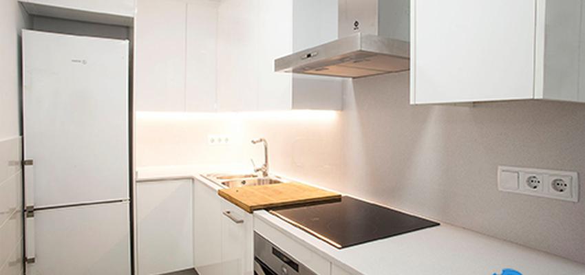 Cocina Estilo contemporaneo Color marron, blanco, gris  diseñado por grupoinventia | Arquitecto Técnico | Copyright Grupo Inventia