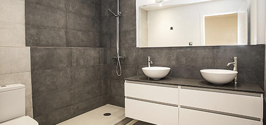 Baño Estilo moderno Color beige, blanco, gris  diseñado por grupoinventia | Arquitecto Técnico | Copyright Grupo Inventia