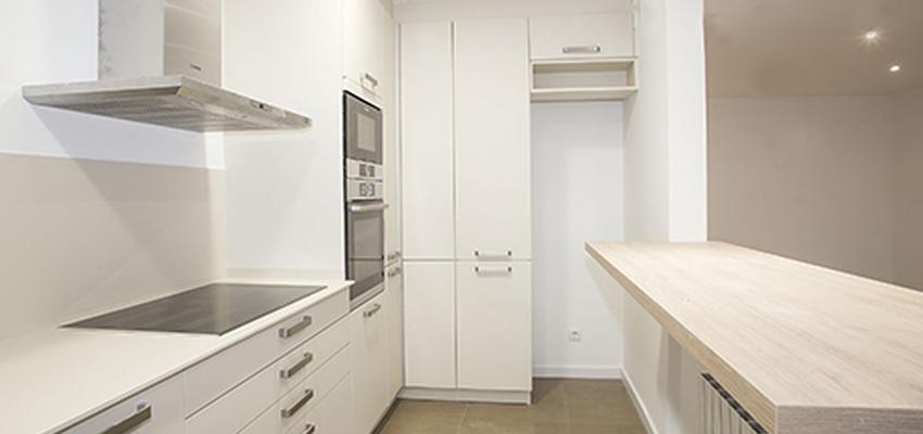 Cocina Estilo moderno Color beige, marron, blanco  diseñado por grupoinventia | Arquitecto Técnico | Copyright Grupo Inventia