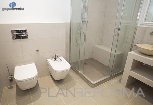 Baño Estilo moderno Color beige, blanco, gris  diseñado por grupoinventia | Arquitecto Técnico | Copyright Grupo Inventia