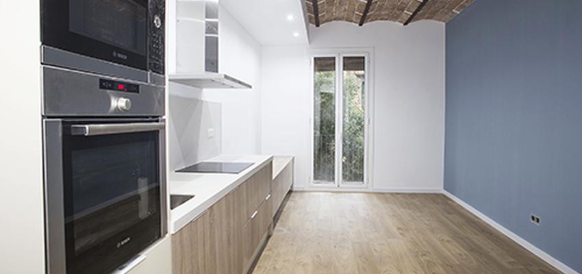 Cocina, Salon Estilo mediterraneo Color azul, marron, blanco  diseñado por grupoinventia | Arquitecto Técnico | Copyright Grupo Inventia