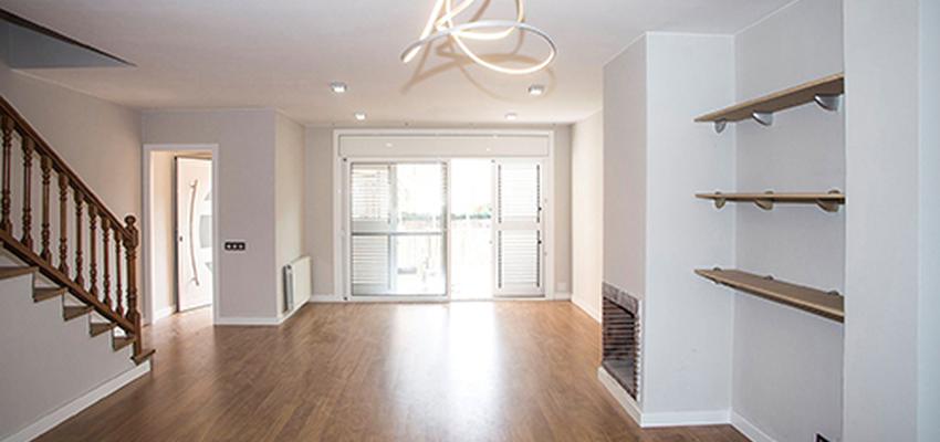 Salon Estilo clasico Color marron, marron, blanco  diseñado por grupoinventia | Arquitecto Técnico | Copyright Grupo Inventia