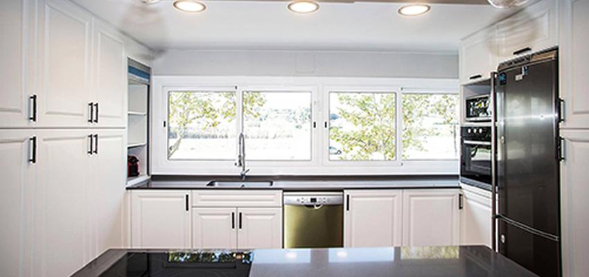 Cocina Estilo moderno Color blanco, gris, gris  diseñado por grupoinventia | Arquitecto Técnico | Copyright Grupo Inventia