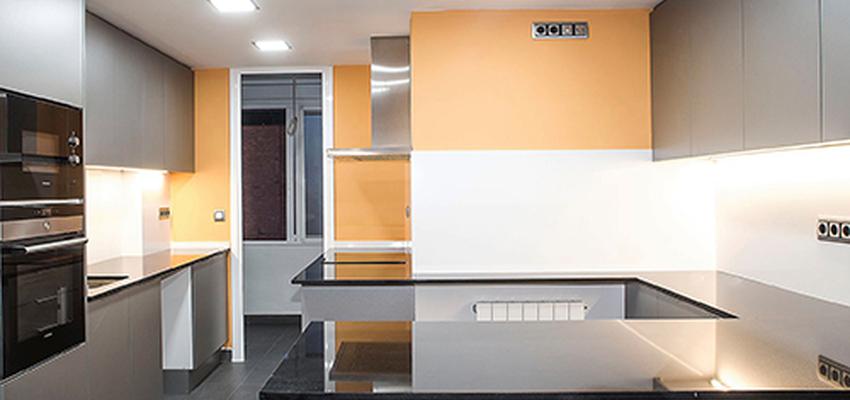 Cocina Estilo moderno Color ocre, blanco, negro  diseñado por grupoinventia | Arquitecto Técnico | Copyright Grupo Inventia