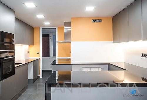 Cocina Estilo moderno Color ocre, blanco, negro  diseñado por grupoinventia | Arquitecto Técnico | Copyright Grupo Inventia