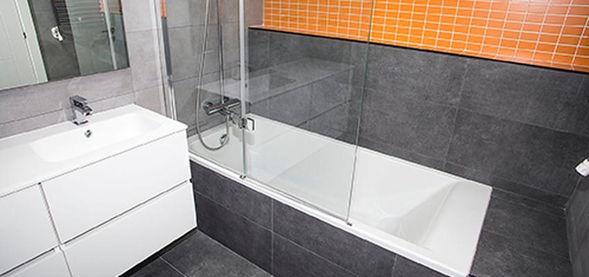 Baño Estilo moderno Color ocre, blanco, negro  diseñado por grupoinventia | Arquitecto Técnico | Copyright Grupo Inventia