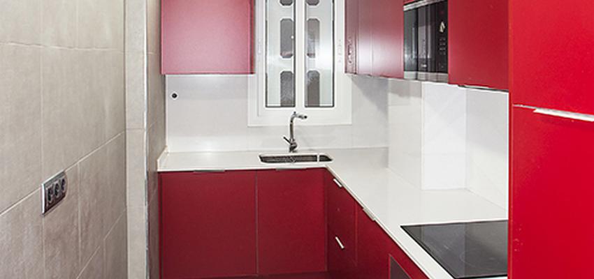 Cocina Estilo moderno Color rojo, blanco, gris  diseñado por grupoinventia | Arquitecto Técnico | Copyright Grupo Inventia