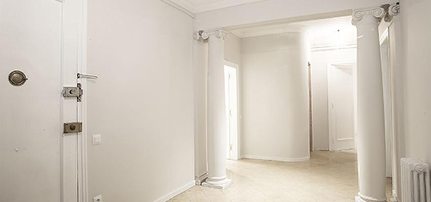 Recibidor Estilo clasico Color beige, blanco, gris  diseñado por grupoinventia | Arquitecto Técnico | Copyright Grupo Inventia