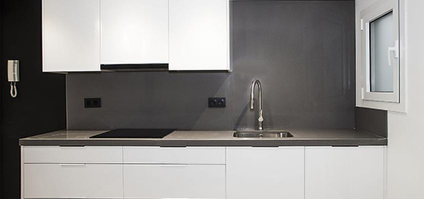 Cocina Estilo moderno Color blanco, gris, negro  diseñado por grupoinventia | Arquitecto Técnico | Copyright Grupo Inventia