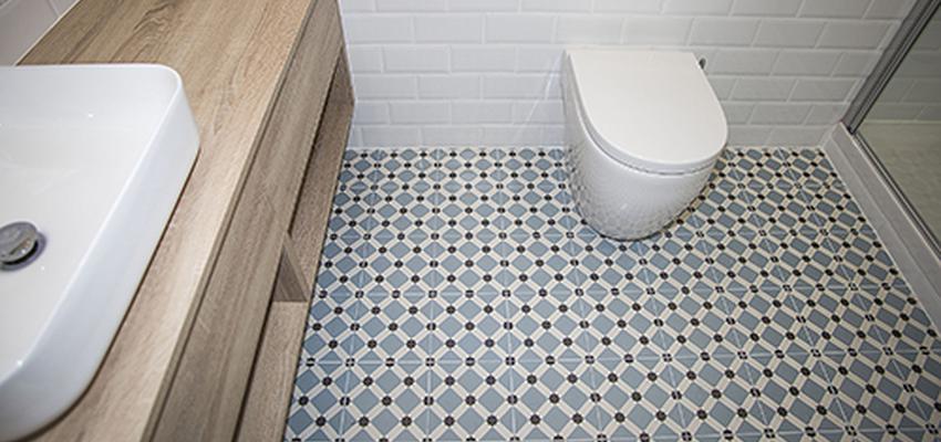 Baño Estilo mediterraneo Color azul cielo, beige, blanco  diseñado por grupoinventia | Arquitecto Técnico | Copyright Grupo Inventia